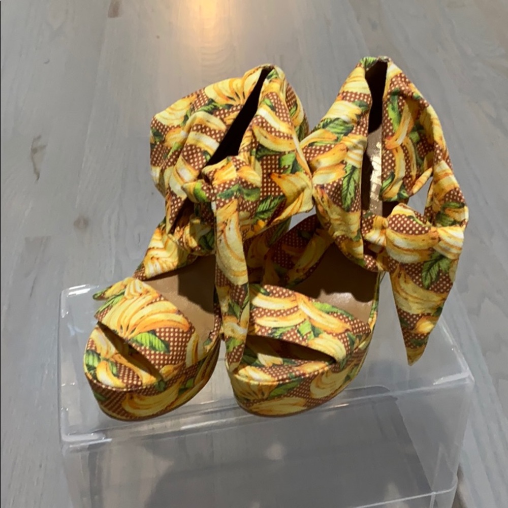 Pin-Up stars Suede platform! Banana